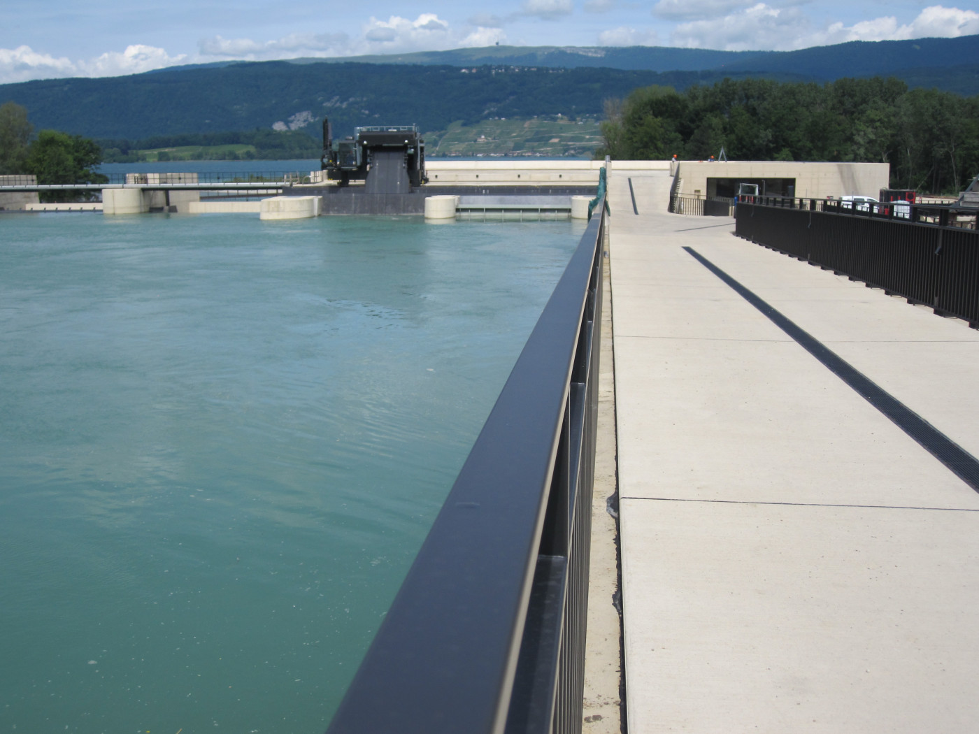 Wasserberührte Wände eines Flusskraftwerkes die mit Fibrofor High Grade verstärkt sind